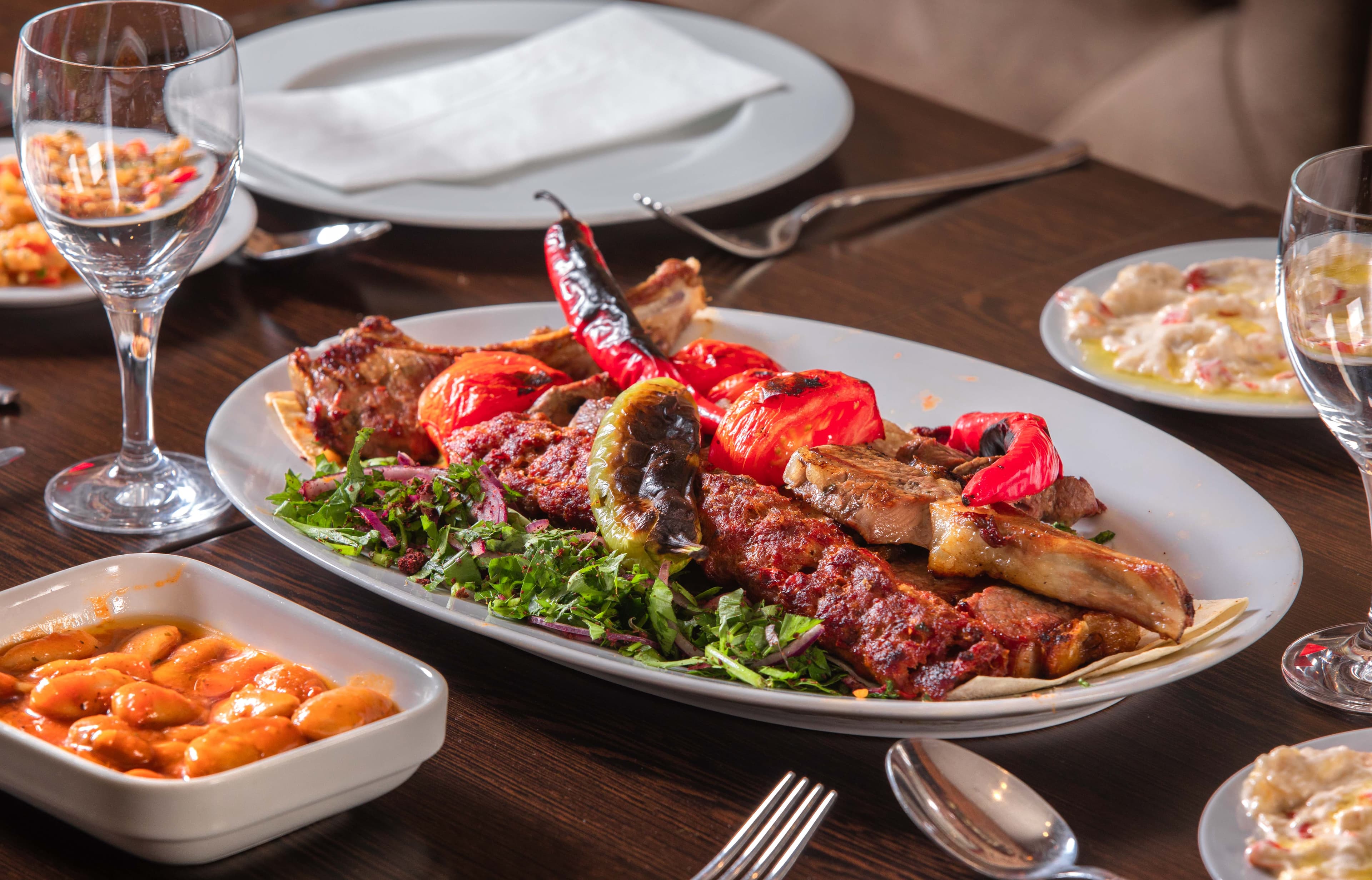 Gegrillte Lammkoteletts und Kebab mit gegrilltem Gemüse