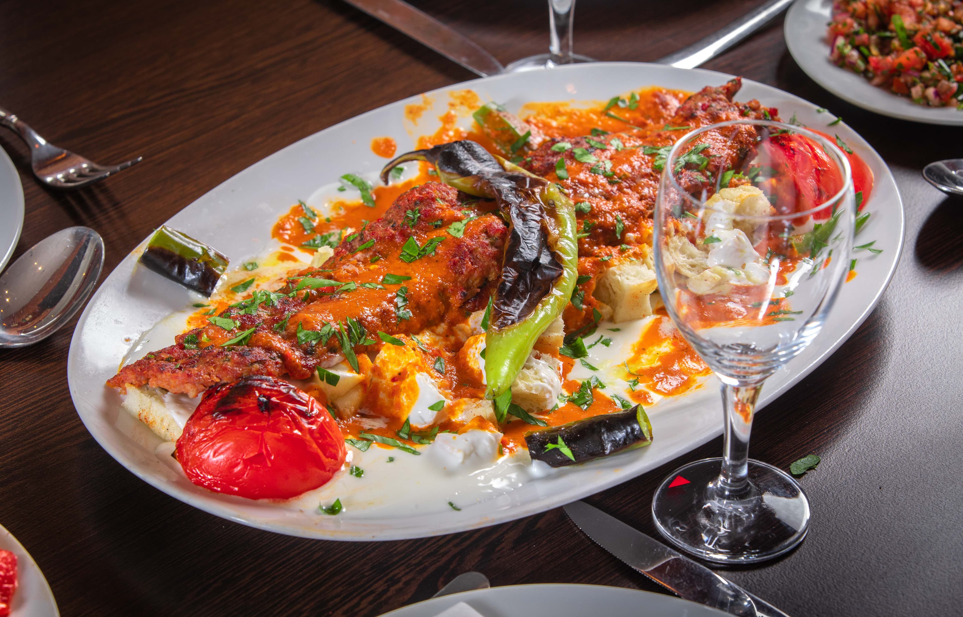 Adana Kebab mit Tomatensauce, Joghurt und gegrillter Paprika