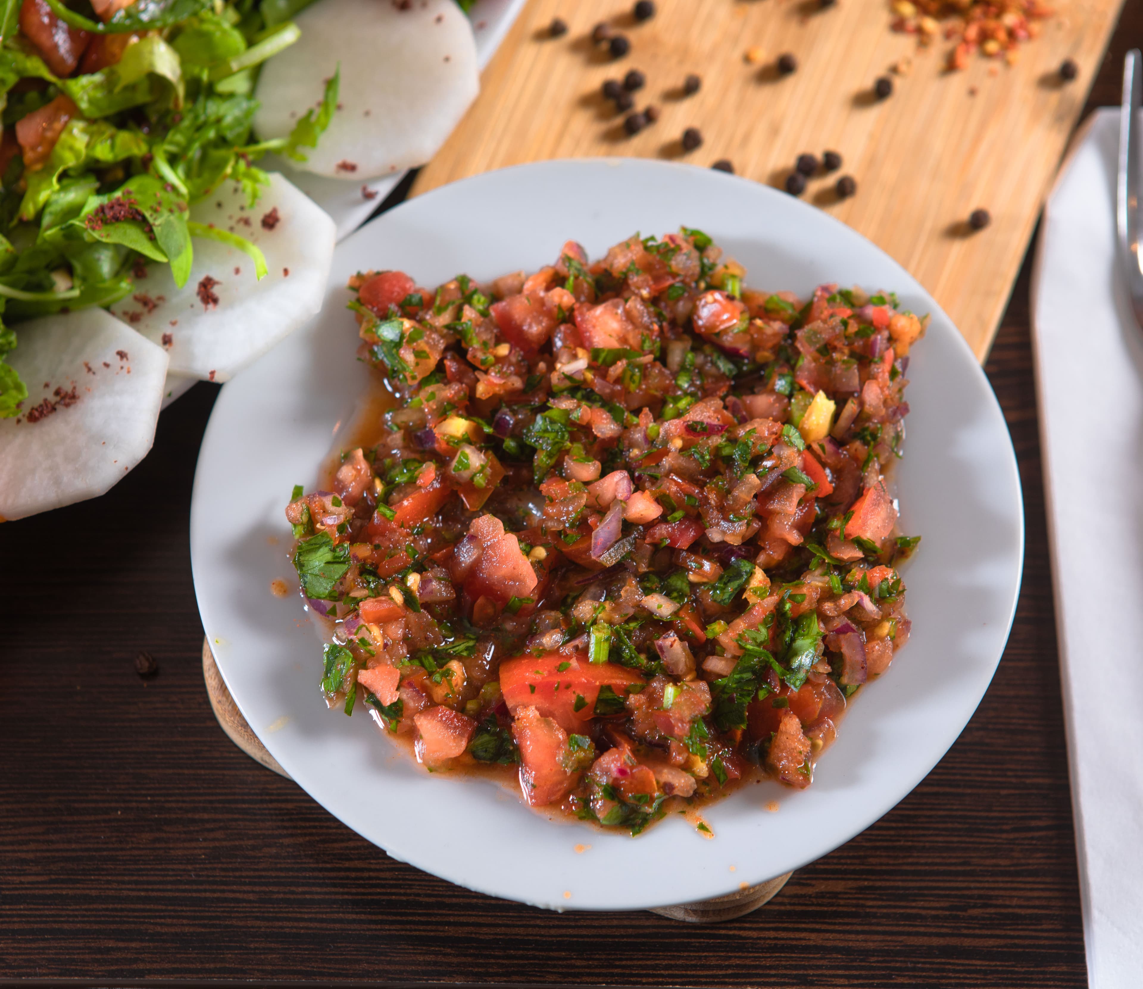 Frisches Tomaten-Kısır mit Kräutern und Granatapfelsauce