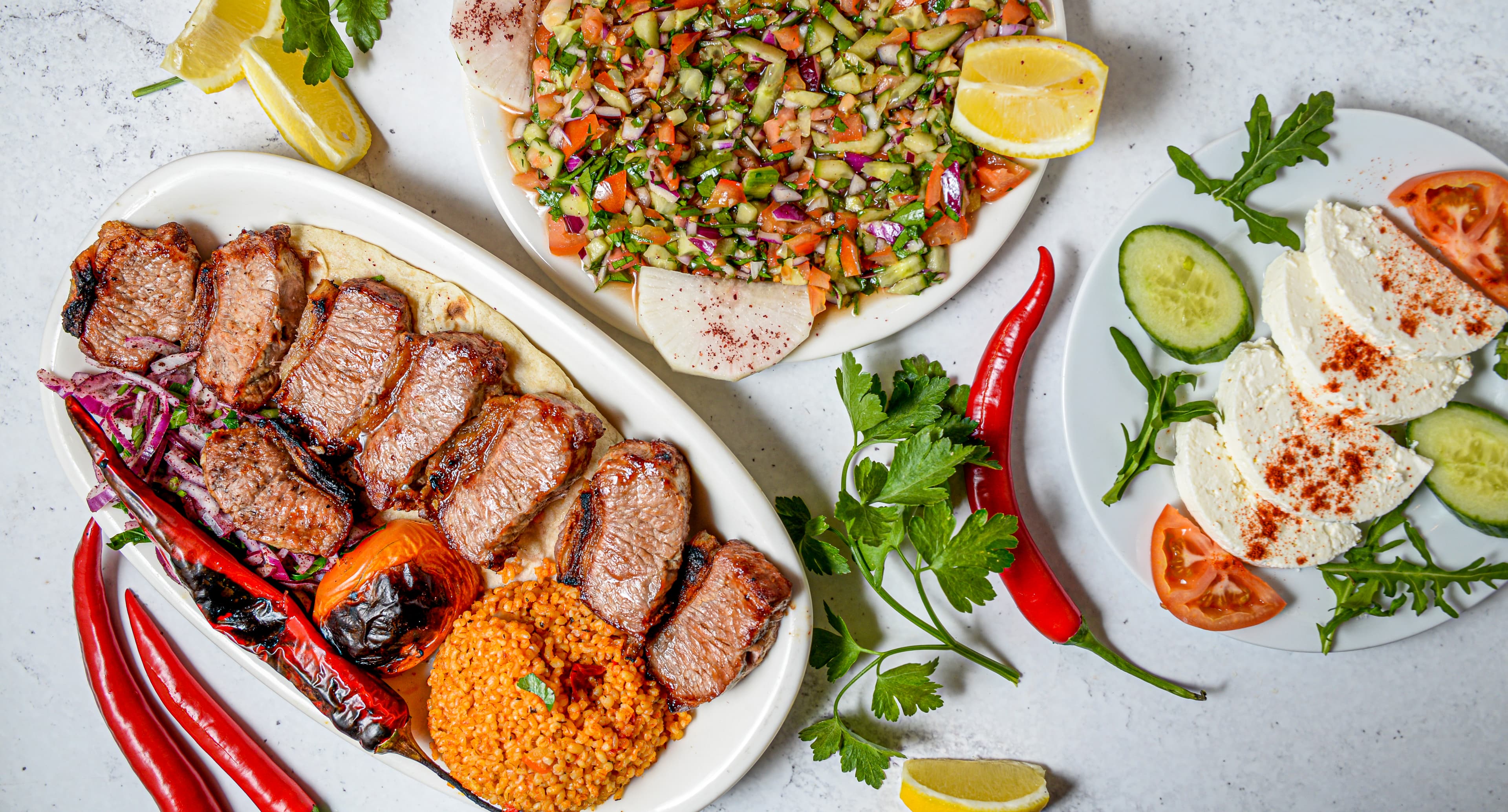 Festlich gedeckter Tisch mit Kebab-Spießen und Meze für eine private Veranstaltung