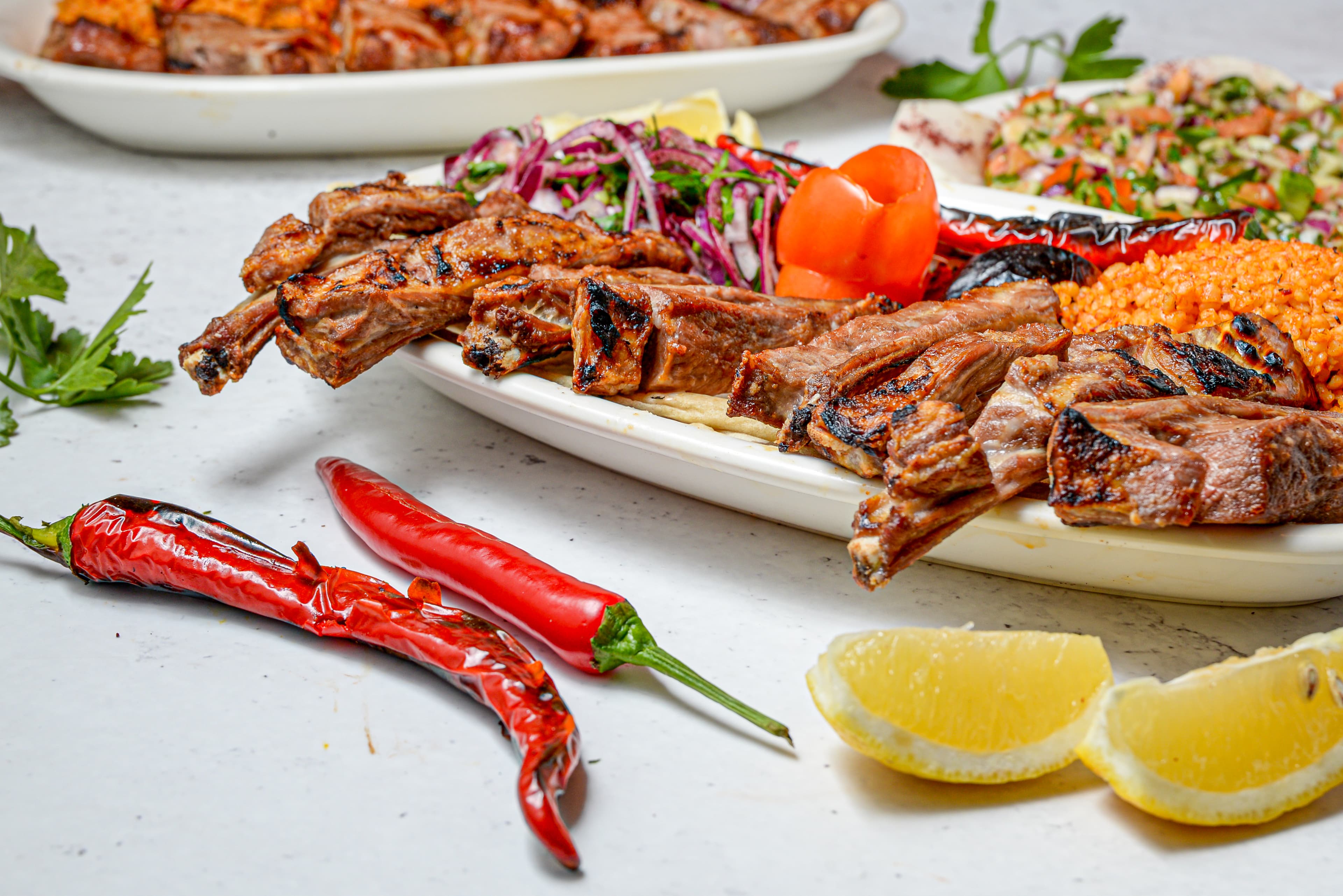 Handgeschnittenes Adana-Kebab auf dem Holzbrett