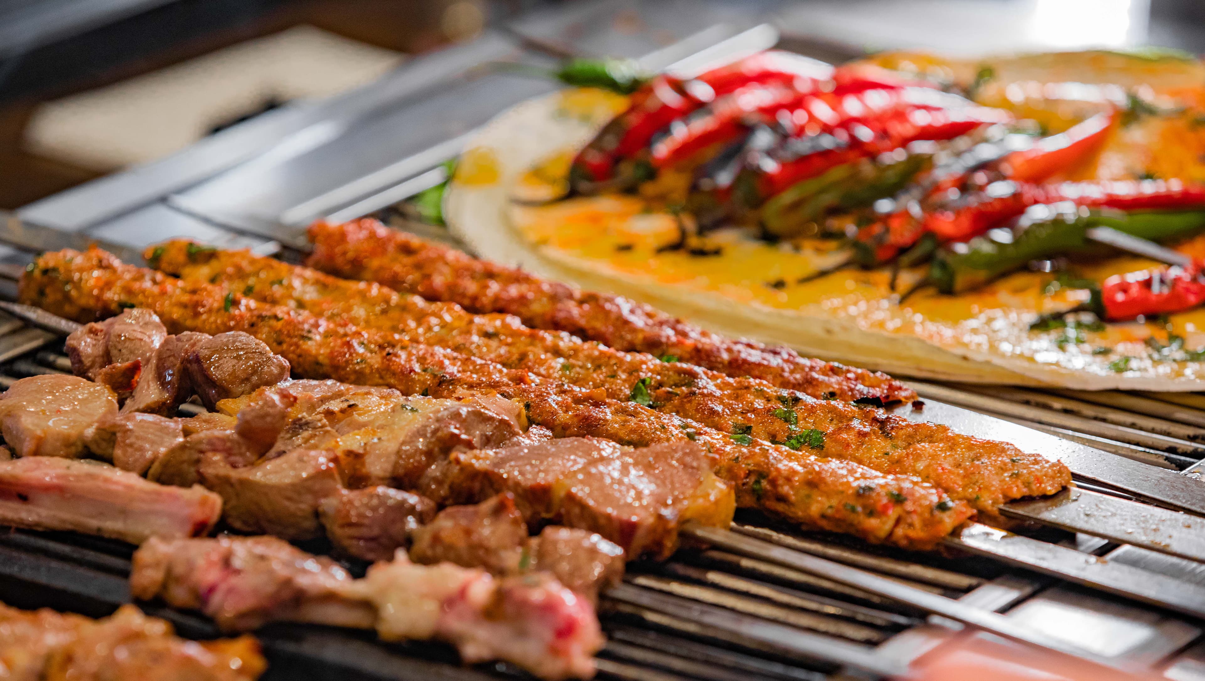 Frisch angerichtete Adana-Kebab-Spieße für ein Catering-Event